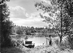 Markasjön såsom den såg ut före 1962, då upplagrade schaktmassor rasade ner i sjön vid dess norra ände. Idag har sjön förvandlats till ett kärr.