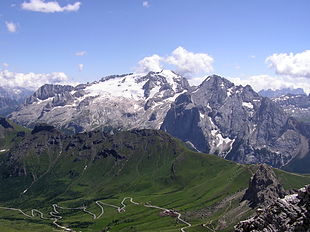 Il ghiacciaio della Marmolada in una fotografia del 2009, il paragone con la fotografia sovrastante mostra chiaramente l'arretramento della fronte glaciale