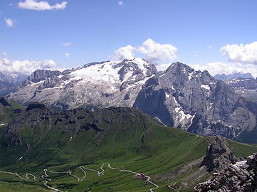 Blick über den Padonkamm auf den Marmolata-Gletscher mit den Hauptgipfeln und Gran Vernel,