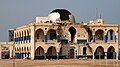 O palácio imperial de Massawa, danificado durante a guerra de independência e, portanto, deixado como um memorial ao conflito