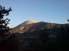 Вид на гору Кордей (Пти Кордей справа, с пилоном; Гранд Кордей слева), с горы Шеваль Блан.