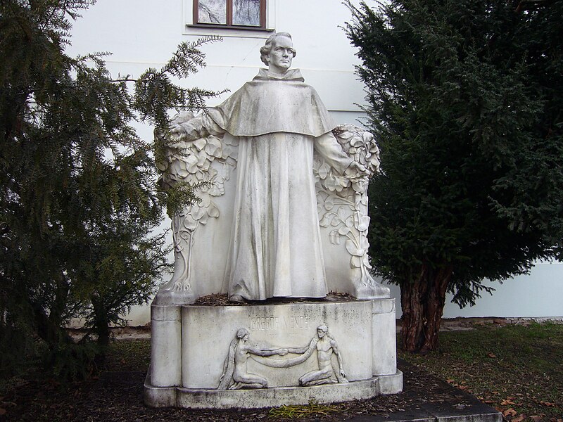 File:Mendel´s statue.jpg