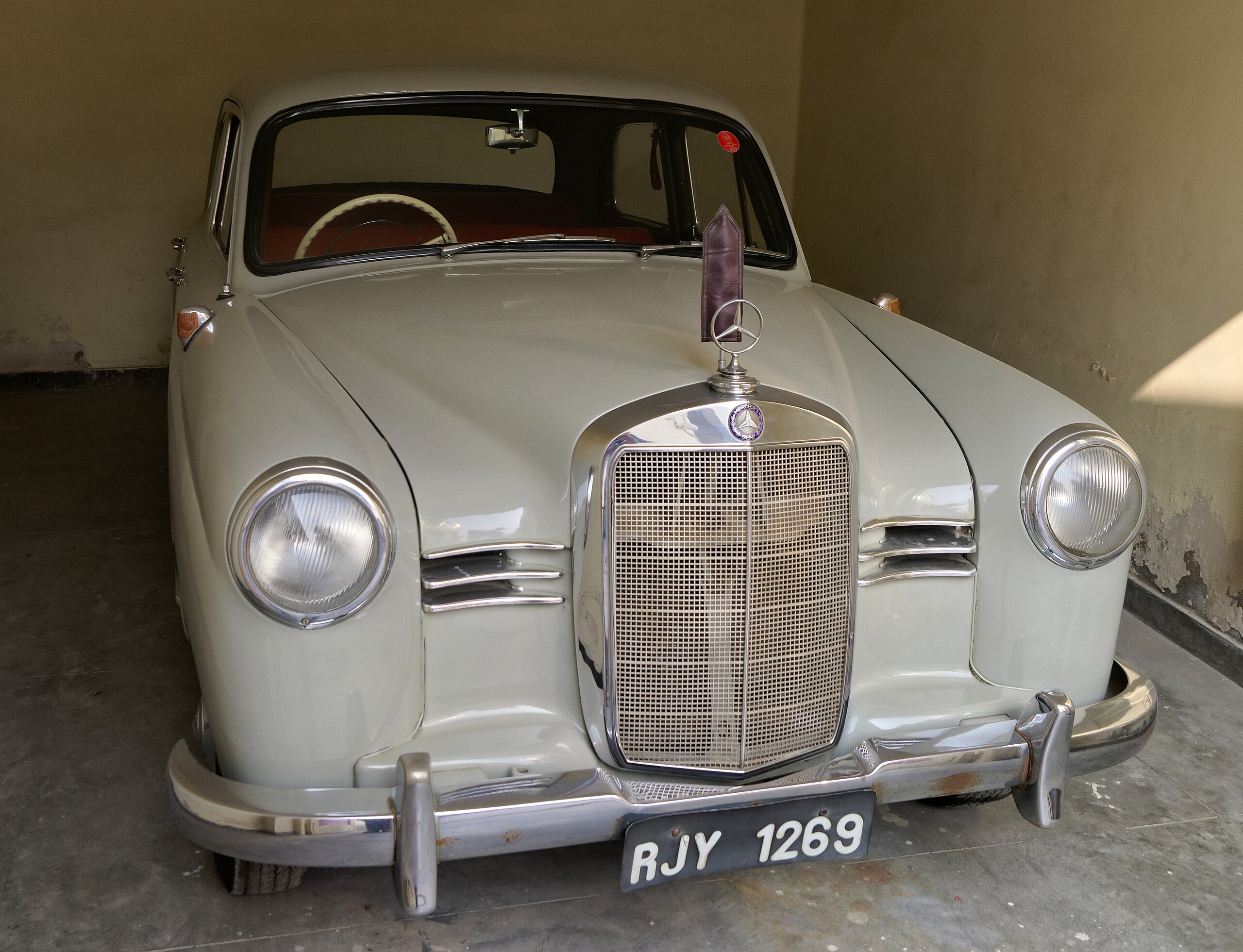 File:Mercedes Benz 180 D, Vintage Collection of Classic Cars Museum,  Udaipur, 20191208 0956  - Wikimedia Commons