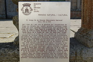 Placa descriptiva d'un monumentu na llingua mirandesa.