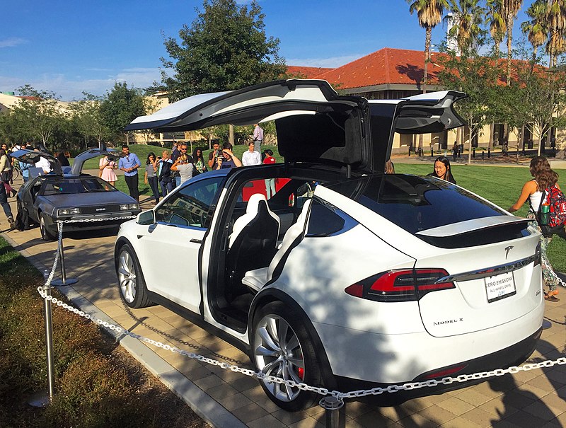 Das Tesla Model X 800px-Model_X_vs._DeLorean