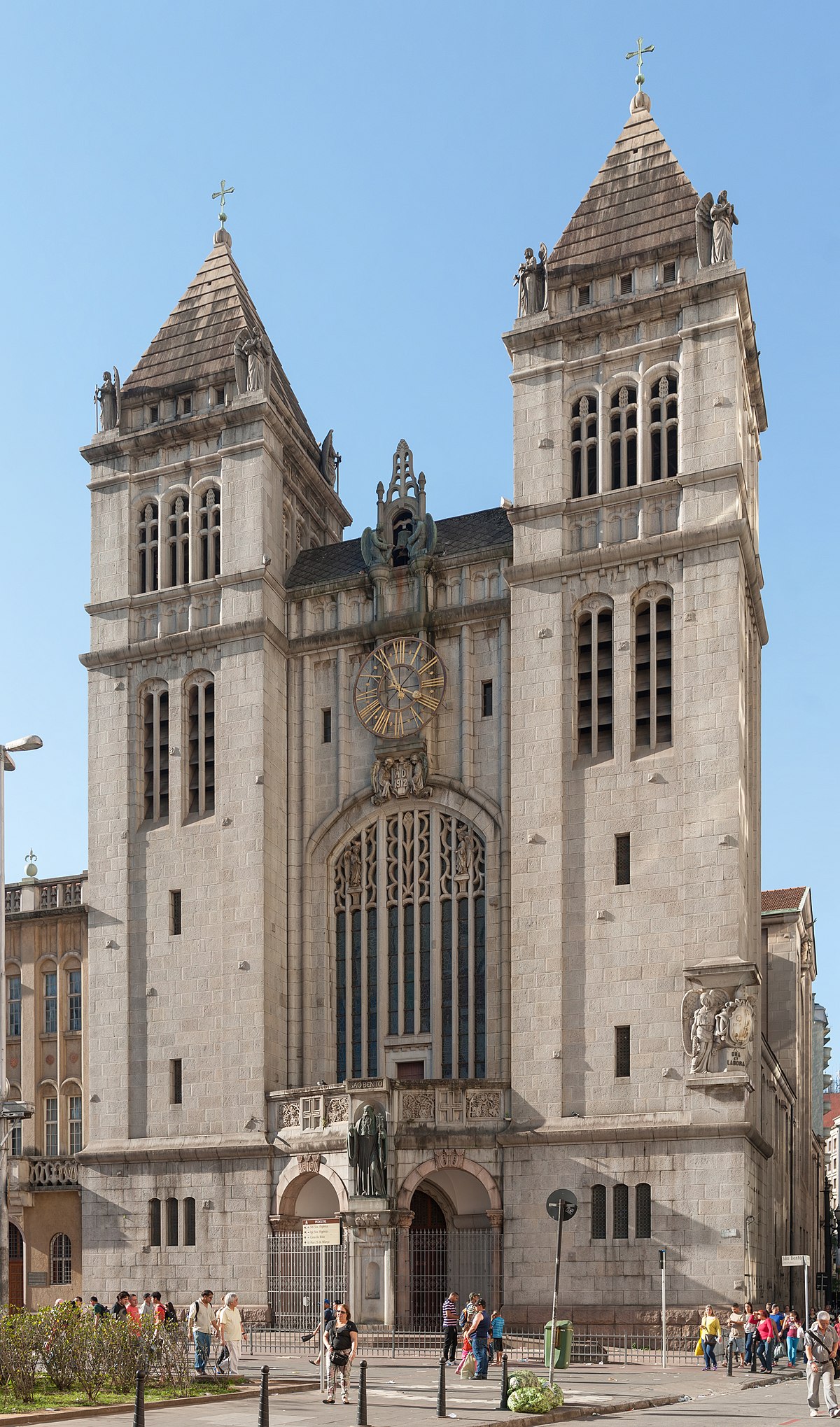 https://upload.wikimedia.org/wikipedia/commons/thumb/2/29/Monasterio_de_Sao_Bento.jpg/1200px-Monasterio_de_Sao_Bento.jpg