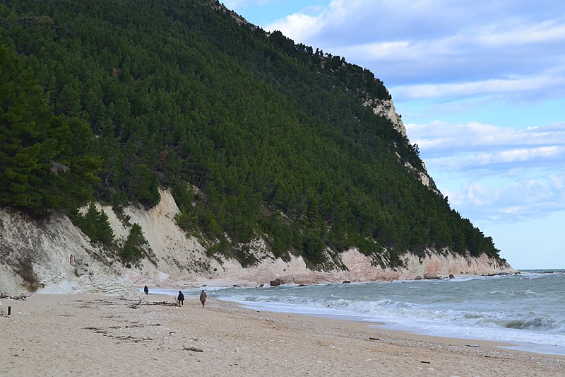 File:Monte Conero dalla spiaggia dei sassi neri.jpg