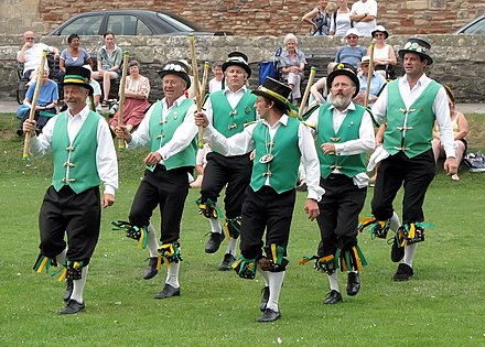 Irish could. Моррис дансинг Великобритания. Танец англичан Моррис. Моррис танцы в Британии. Morris Dancers в Великобритании.