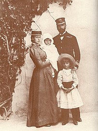 Louis et Victoria de Battenberg avec leurs deux filles, Alice et Louise.