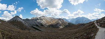 Parc Naziunal Svizzer - Blick ins Val Chaschabella und zum langestreckten Munt Buffalora Photograph: Martingarten - Link