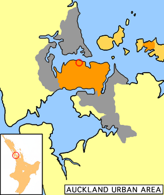 奧克蘭市的市區（橙色）位於大奧克蘭（灰色）之內