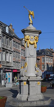 Pompe de l'Ange, œuvre de 1791 du sculpteur François-Joseph Denis, rue de l'Ange à Namur. (définition réelle 2 119 × 4 195)