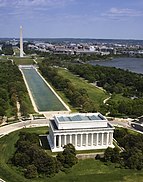 Luftaufnahme des Lincoln Memorial, des reflektierenden Pools und des Washington Monument