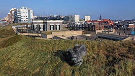 Het museum met op het duin een sculptuur van Igor Mitoraj