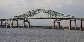 Il Newark Bay Bridge ha mensole a forma di arco.