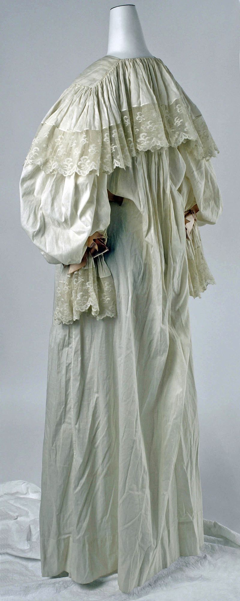 Nightgown - Wikipedia