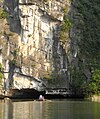 タムコックの洞窟に入る舟