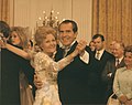 ژوئن ۱۹۷۱ میلادی نیکسون و همسرش در جشن عروسی دخترشان می‌رقصند.