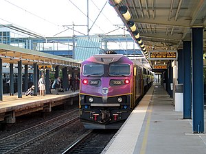 Pociąg MBTA w kierunku północnym odjeżdżający ze stacji Route 128 (2), czerwiec 2017.JPG