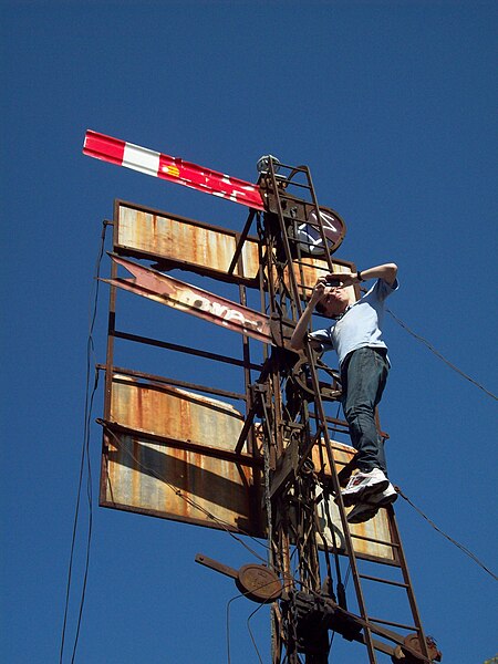 File:Obras de electrificación en estación Villa Dominico 42.JPG