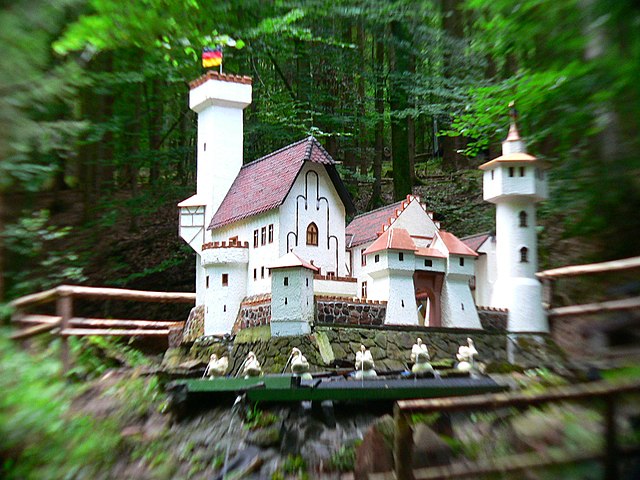 Miniaturschloss Schwanenburg in der Obrunnschlucht bei Höchst