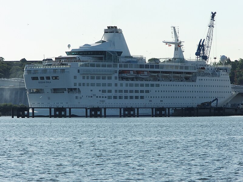 File:Ocean Gala in Ostuferhafen.jpg