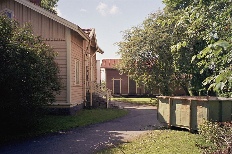 File:Old buildings at Oulu railway station Jul2008 005.jpg