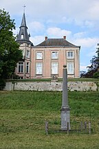 Het rose kasteel en schandpaal in Orp-le-Petit