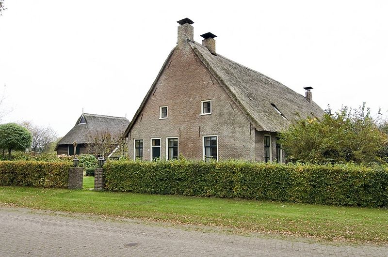 File:Overzicht van de boerderij met schuur, gezien vanaf de openbare weg - Leggeloo - 20412164 - RCE.jpg