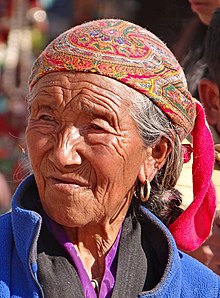 An old lady from Nepal Pelerin (Stupa de Bodhnath, Nepal) (8630503397).jpg