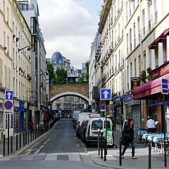Rue Traversière vue de la rue de Charenton en direction de l'avenue Daumesnil.