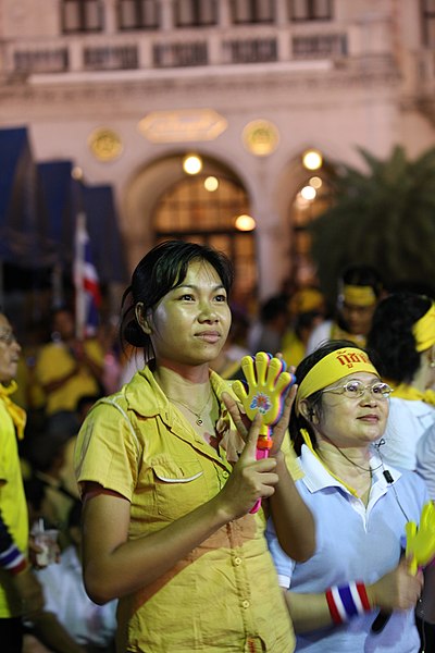 File:PAD protesters at Government House, 26 August 2008.jpg