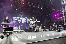 Pvris esiintymässä vuonna 2018.