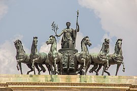 La Sestiga della Pace (1825-1831) sobre el Arco della Pace en Milán. Son seis los caballos, en vez de cuatro.