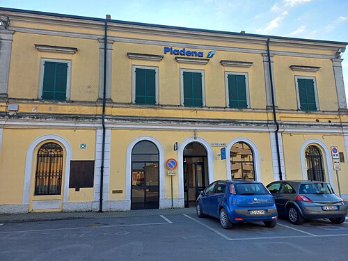 Piadena railway station