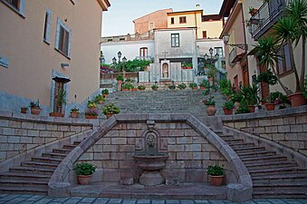 Fontein uitgehouwen in Piazza Aluntina