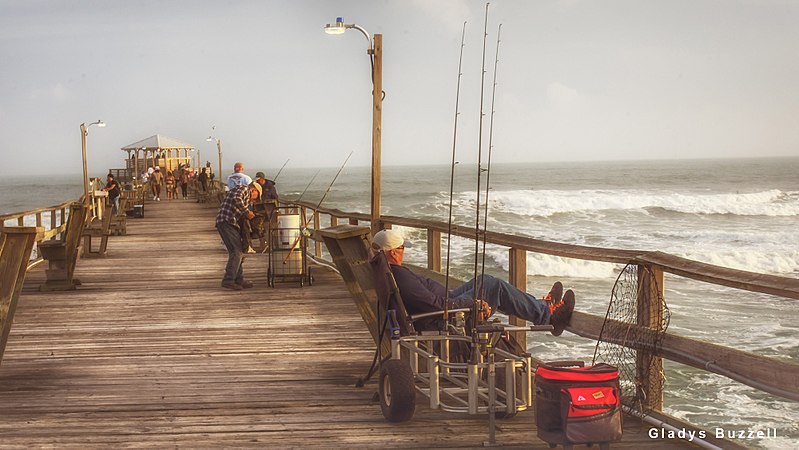 File:Pier in a Storm (17986461674).jpg