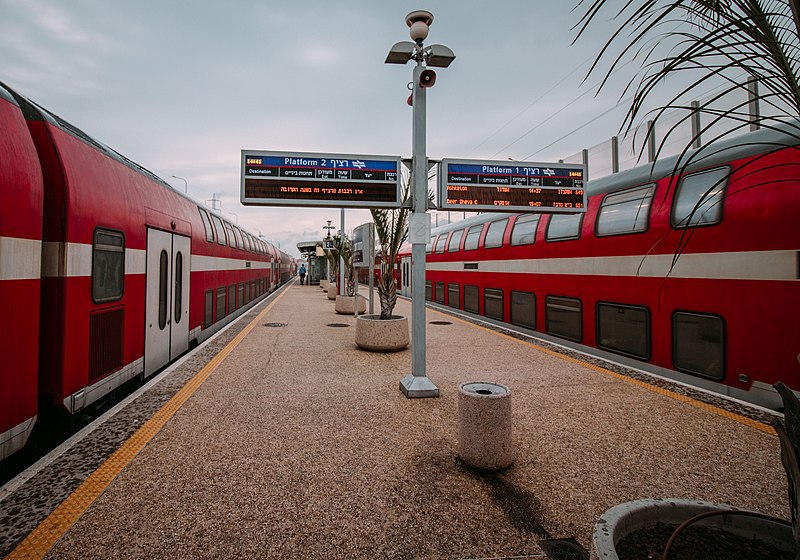 File:PikiWiki Israel 76576 trains at the station.jpg