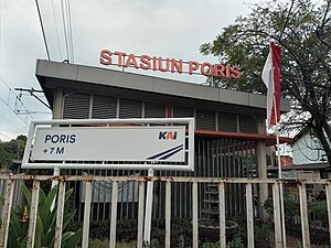 Pintu masuk ve papan nama Stasiun Poris, 2021.jpg