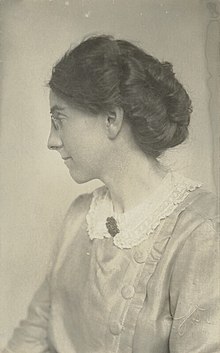 Pippa Strachey, c.1900.jpg