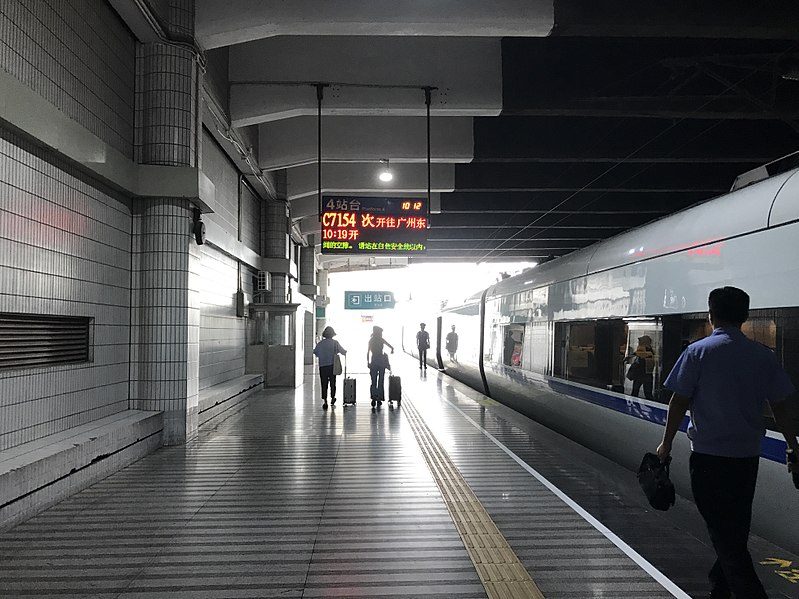 File:Platform of Shenzhen Station 1.jpg