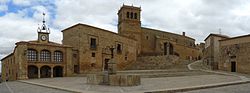 Die Morón-plein met die Nuestra Señora-kerk en die Renaissance-paleis