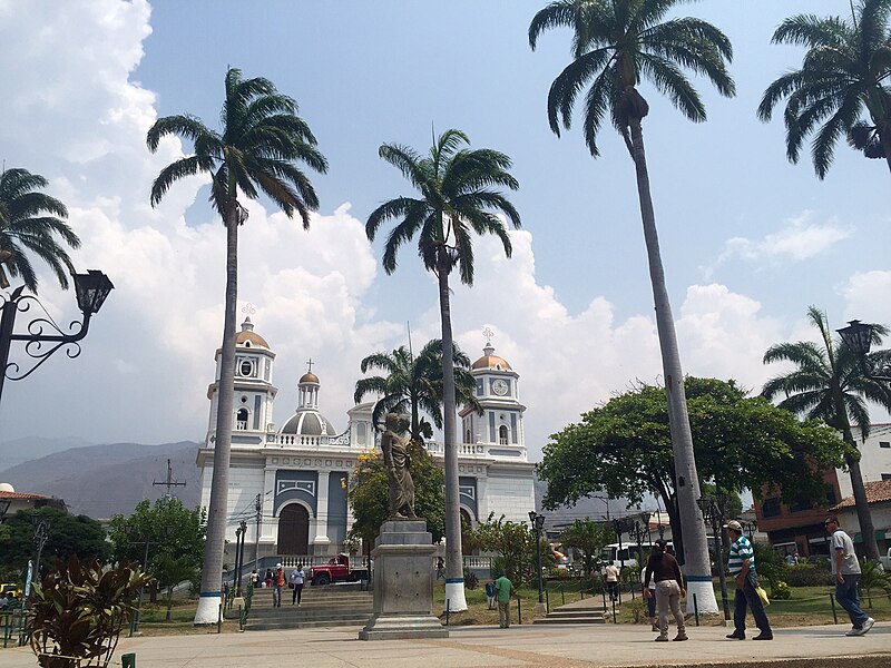 File:Plaza Bolívar en Ejido (Campo Elías).jpg