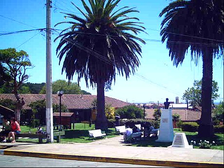 File:Plaza curanipe.JPG