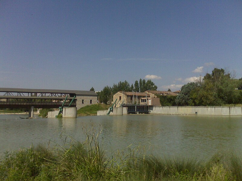 File:Ponte coperto e centrale idroelettrica sul fiume Tevere - panoramio.jpg