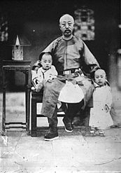 Yixuan mit seinen Söhnen Zaixun und Zaifeng