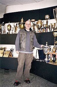 Първослав Вуйчич в трофейната зала на белградския клуб „Партизан“, 2004 г.