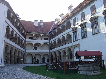 ไฟล์:Ptuj_Castle_inside.JPG