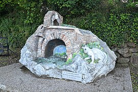 Sculpture commémorant le premier rassemblement festif des Ponts du Diable français à Montoulieu (Ariège) en août 2016.