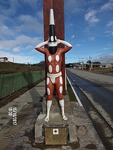 Statue of Kosmenk, one of the Soorts, in Tolhuin, Tierra del Fuego Representacion Selknam.jpg